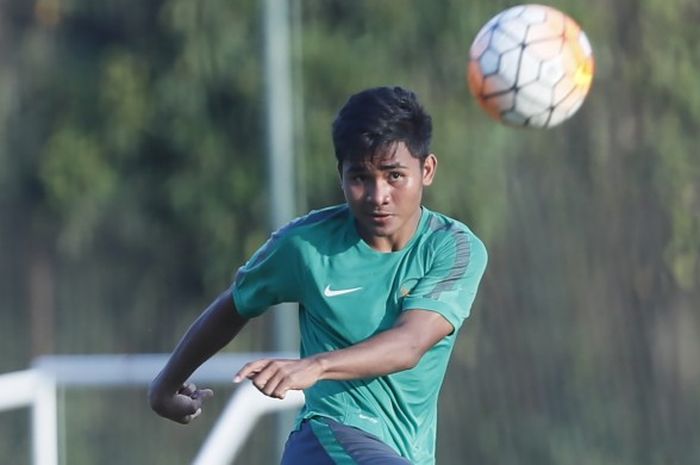 Aksi gelandang PSM Makassar, Asnawi Mangkualam Bahar, pada sesi seleksi tahap ketiga Indonesia di Lapangan Sekolah Pelita Harapan (SPH), Karawaci, Tangerang, Banten, Kamis (9/3/2017) pagi WIB.