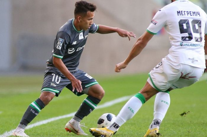  Aksi penyerang Lechia Gdansk, Egy Maulana Vikri ((kiri), dalam pertandingan uji coba menghadapi klib Ukraina, Karpaty Lviv, di Stadion Energa Gdansk, Polandia, pada Minggu (9/9/2018). 