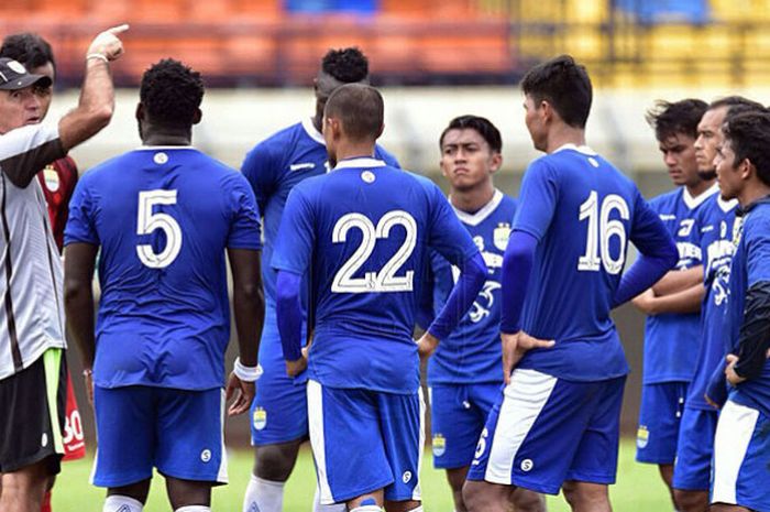 Pemain Persib mendengarkan pelatih Roberto Carlos Mario Gomez.