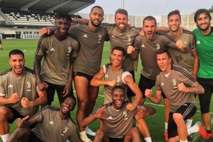 Megabintang Juventus, Cristiano Ronaldo (tengah), berpose bersama rekan-rekan setimnya.