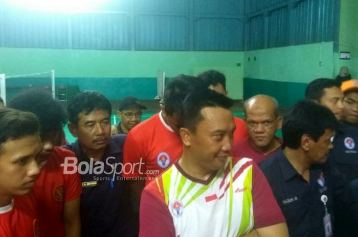 Menpora Imam Nahrawi (tengah) saat menemui Egy Maulana Vikri (kiri) yang tergabung dalam tim sepak bola Pusat Pendidikan dan Latihan Pelajar (PPLP) Ragunan, di SKO Ragunan, Jakarta, Selasa (27/3/2018).