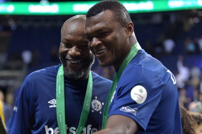 Mantan pemain AC Milan, Marcel Desailly (kanan), berfoto dengan William Gallas, saat merayakan kemenangan Prancis atas Denmark di final Star Sixesdi O2 Arena, London, Inggris, pada 16 Juli 2017.