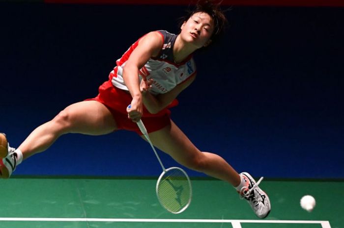 Pebulu tangkis Jepang, Nozomi Okuhara, beraksi pada laga semifinal Japan Open kontra Carolina Marin pada 16 September 2018 di Tokyo, Jepang.