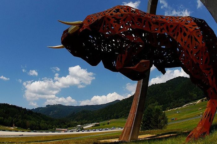 Patung banteng di Sirkuit Red Bull Ring.