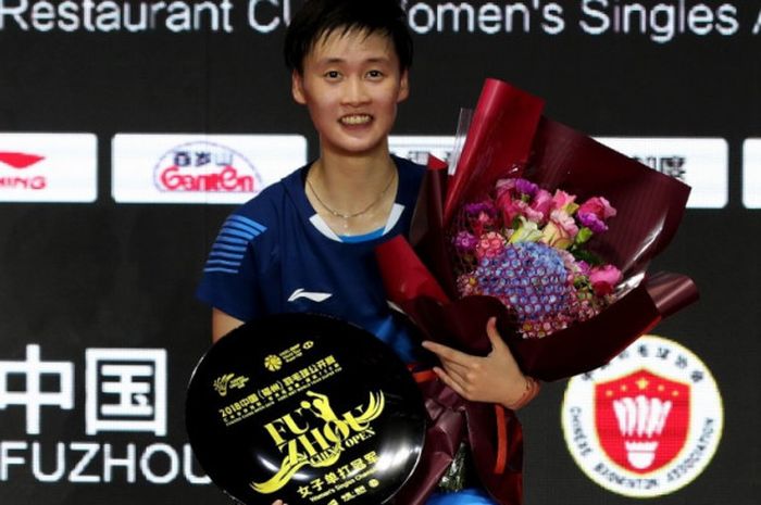 Tunggal putri China, Chen Yufei, tersenyum bahagia di podium Fuzhou China Open 2018 usai menang atas Nozomi Okuhara (Jepang) pada Minggu (11/11/2018) di Haixia Olympic Sports Center, Fuzhou.