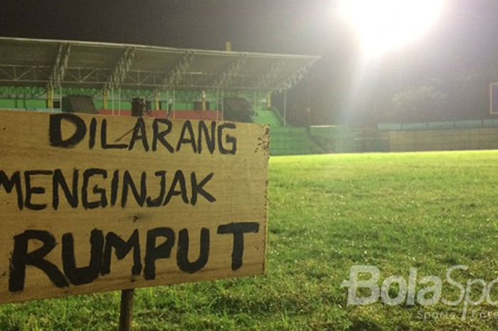 Kondisi rumput di dalam Stadion Teladan, Medan, markas PSMS.