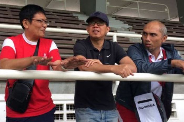 Legenda Selangor FA, Ristomoyo (kiri) berbicara dengan Wakil Ketua Umum PSSI, Joko Driyono, dan Koordinator timnas Fanny Riawan (kanan) di Stadion Merdeka, Kuala Lumpur, Sabtu (26/8/2017).