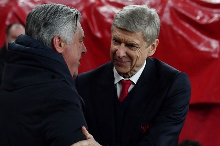 Pelatih Bayern Muenchen, Carlo Ancelotti (kiri), menyapa manajer Arsenal, Arsene Wenger, sebelum dimulainya laga leg kedua babak 16 besar Liga Champions di Stadion Emirates, London, Inggris, pada 7 Maret 2017.