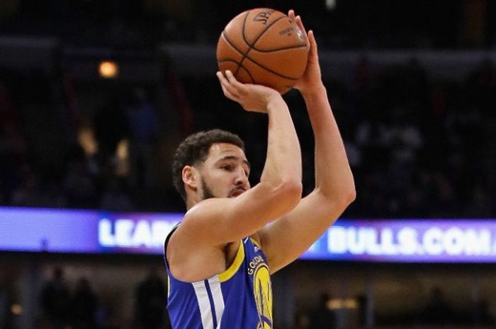 Shooting guard Golden State Warriors, Klay Thompson, melepas tembakan tripoin dalam laga melawan Chicago Bulls pada lanjutan musim reguler NBA 2018-2019 di United Center, Senin (29/10/2018) malam waktu setempat.