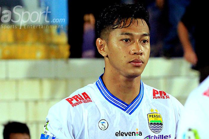 Pemain belakang Persib Bandung, M. Al Amin Syukur Fisabillah, memasuki lapangan menjelang dimulainya laga melawan Arema FC pada pekan keempat Liga 1 2018 di Stadion Kanjuruhan Kabupaten Malang, Jawa Timur, Minggu (15/04/2018) malam.