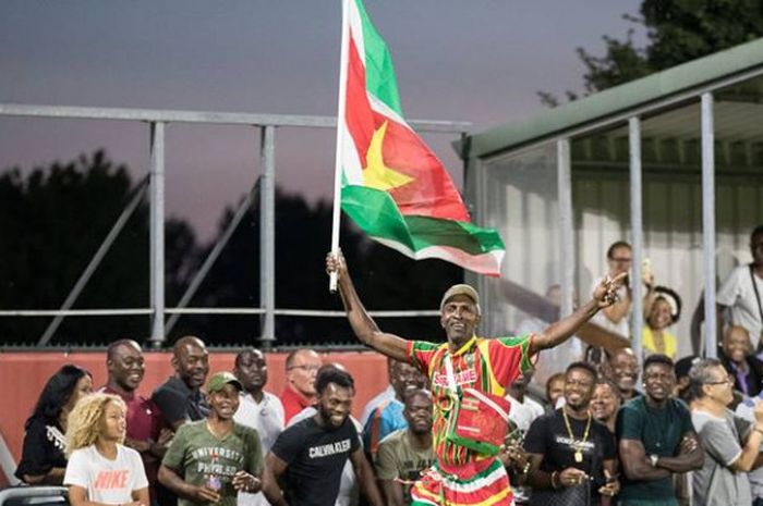 Pendukung timnas Suriname membawa bendera negerinya saat skuat negaranya dijamu Almere City FC pada hybrid friendlies di Mitsubishi Forklift Stadion, Selasa (7/8/2018) dini hari WIB. 