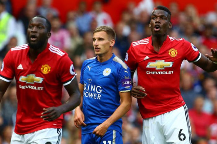 Romelu Lukaku (kiri) dan Paul Pogba dari Manchester United mengapit Marc Albrighton dari Leicester sat kedua tim bertemu di Old Trafford pada 26 Agustus 2017.