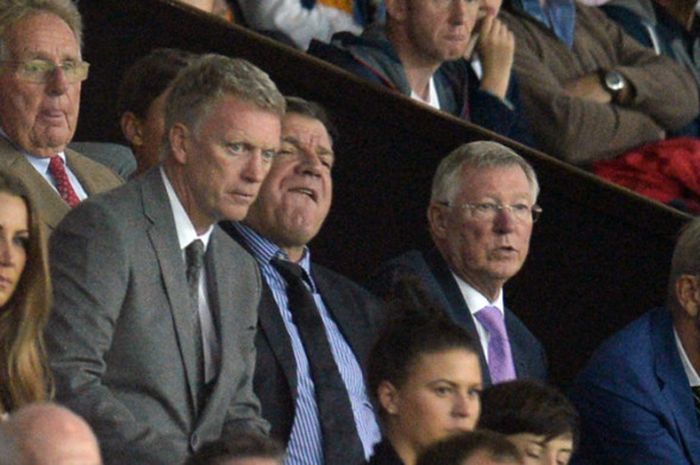  Dua mantan Manajer Manchester United, Sir Alex Fergsuon dan David Moyes bersama mantan manajer timnas Inggris, Sam Allardyce (tengah) menyaksikan laga persahabatan testimonial Wayne Rooney antara Manchester United vs Everton di Stadion Old Trafford, Manchester, pada 3 Agustus 2016. 