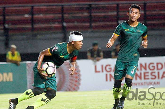 Kapten PS TNI, Manahati Lestusen mengambil bola setelah mencetak gol balasan ke gawang Perseru Serui pada laga Grup C Piala Presiden 2018, Minggu (28/1/2018) malam.