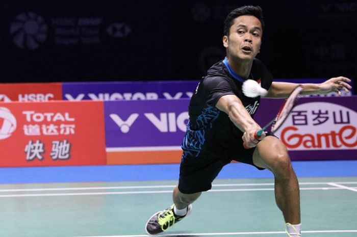 Pebulu tangkis tunggal putra Indonesia, Anthony Sinisuka Ginting, mengembalikan kok ke arah Kento Momota (Jepang) pada laga final turnamen China Open 2018 di Changzhou, Minggu (23/9/2018).