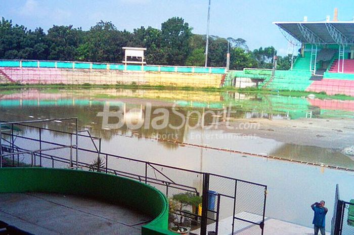 Suasana lStadion Teladan, Medan, yang sedang direnovasi terendam air pasca hujan deras.