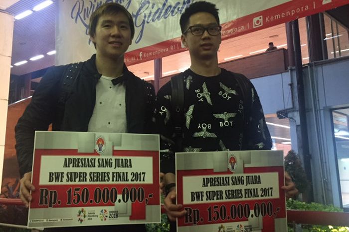 Pasangan ganda putra Indonesia, Marcus Fernaldi Gideon dan Kevin Sanjaya Sukamuljo, berpose di Bandara Soekarno-Hatta, Cengkareng, Tangerang, Senin (18/12/2017).