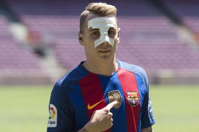 Pemain baru Barcelona, Lucas Digne, saat diperkenalkan kepada publik di Stadion Camp Nou pada 14 Juli 2016.