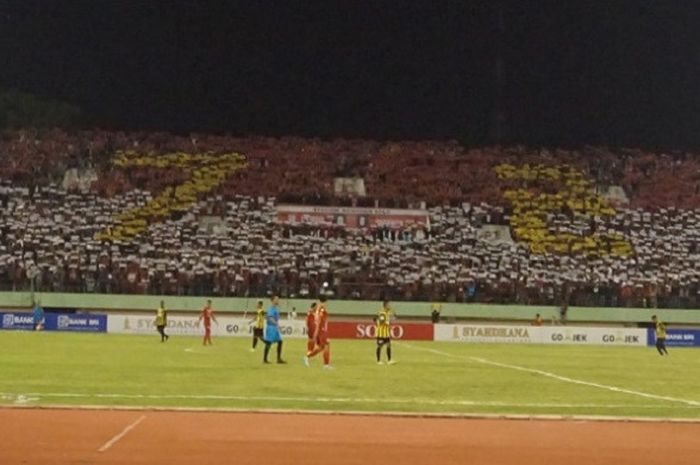 Suporter Persis Solo, Pasoepati, membentuk konfigurasi 72 untuk memeringati HUT ke-72 RI saat timnya menjamu Persipon Pontianak dalam lanjutan Liga 2 di Stadion Manahan Solo, Kamis (18/8/2017).