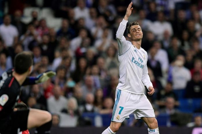 Megabintang Real Madrid, Cristiano Ronaldo (kanan), mengekspresikan kekecewaannya di depan kiper Athletic Bilbao, Kepa Arrizabalaga, dalam laga Liga Spanyol di Stadion Santiago Bernabeu, Madrid pada 18 April 2018.