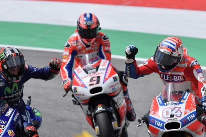 Pebalap Ducati asal Italia, Andrea Dovizioso (kanan, #04), melakukan selebrasi bersama pebalap Movistar Yamaha, Maverick Vinales (kiri, #25), dan pebalap Octo Pramac Racing, Danilo Petrucci (tengah), seusai balapan GP Italia di Sirkuit Mugello, Minggu (4/6/2017). Dovizoso tampil sebagai juara GP Italia disusul Vinales dan Petrucci di urutan kedua dan ketiga.