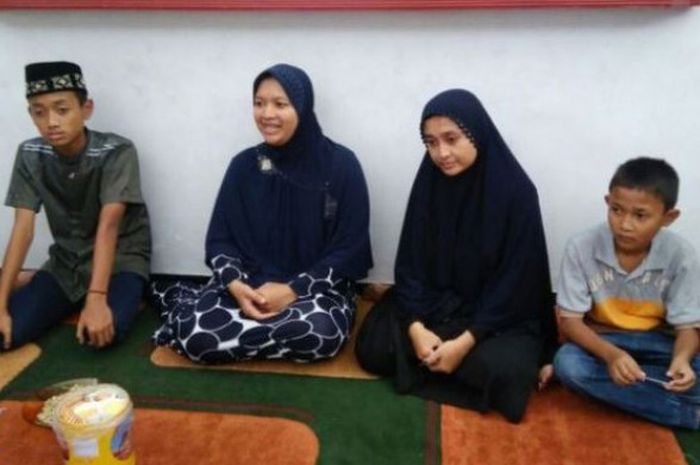 Istri mendiang kiper Persela Lamongan Choirul Huda, Lidya Anggraeni (kedua dari kanan) dan anak bungsunya.