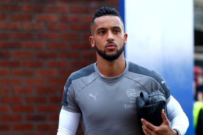 Winger Arsenal, Theo Walcott, tiba di Stadion Selhurst Park, London, Inggris, menjelang pertandingan Premier League kontra Crystal Palace, pada 10 April 2017.