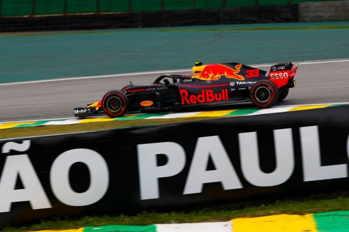 Pebalap Red Bull Racing, Max Verstappen, saat tampil dalam sesi latihan bebas pertama F1 GP Brasil 2018 pada Jumat (9/11/2018).