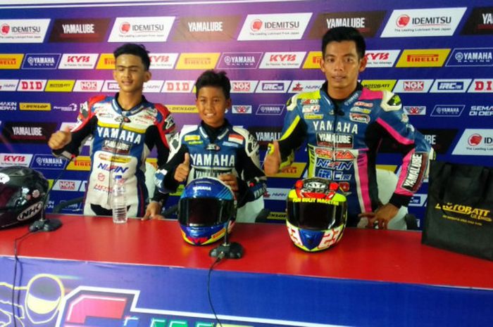 Aldy Satya Mahendra (tengah) pebalap 11 tahun yang berhasil mencuri perhatian pada gelaran Yamaha Sunday Race (YSR) 2018