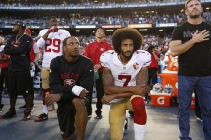 Pemain NFL klub San Francisco 49ers, Colin Kaepernick (nomor 7 ), melakukan aksi jongkok saat lagu kebangsaan Amerika Serikat dilantunkan jelang laga NFL. Aksi ini sebagai protes atas kekerasan polisi terhadap warga sipil. Protes gaya Kaepernick kemudian diikuti banyak pemain di NFL.