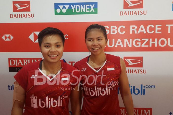 Pasangan ganda putri Indonesia, Apriyani Rahayu/Greysia Polii usai mengalahkan rekan senegaranya Agatha Imanuela/Siti Fadia Ramadhanti di babak kedua Indonesia Masters 2018, Kamis, (25/1/2018) di Istora Senayan, Jakarta.