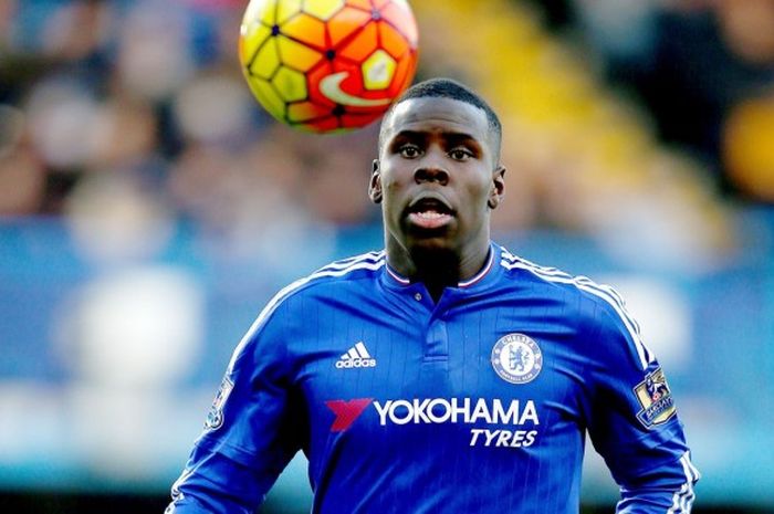 Aksi bek Chelsea, Kurt Zouma, saat melawan Everton dalam laga lanjutan Premier League 2015-2016 di stadion Stamford Bridge, London, 16 Januari 2015.