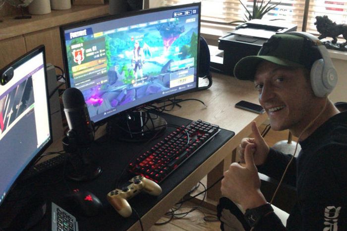 Gelandang Arsenal, Mesut Oezil, sedang bermain gim Fortnite.