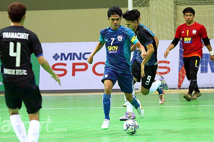 Aksi pemain SKN Kebumen, Farhan Rizqy saat melawan Bangkok BTS FC dalam laga Grup A AFF Futsal Club Championship 2018 di GOR UNY, Yogyakarta, Senin (16/7/2018).