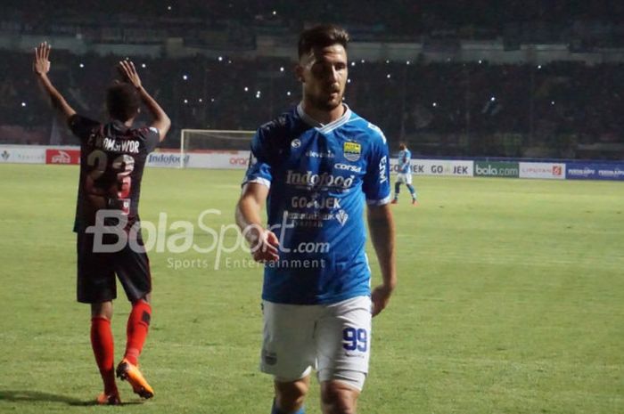 Penyerang Persib Bandung, Jonathan Bauman, saat tampil melawan Persipura Jayapura pada pertandingan lanjutan Liga 1 di Stadion Gelora Bandung Lautan Api, Sabtu (12/5/2018). 