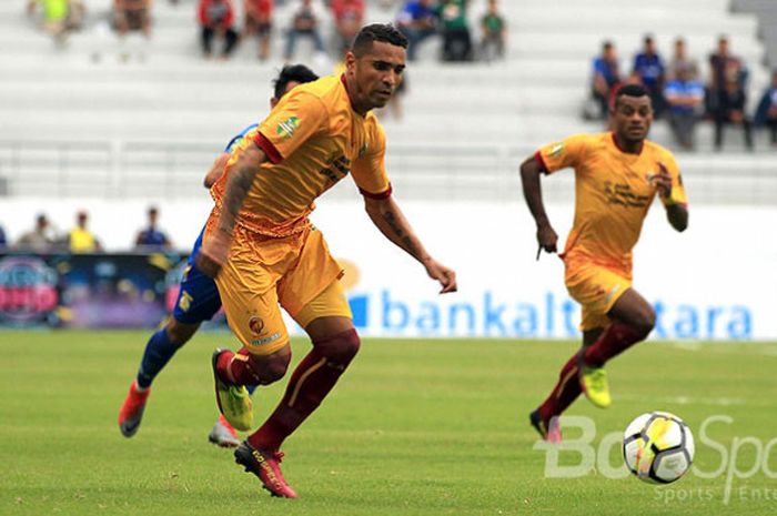   Aksi penyerang Sriwijaya FC, Beto Goncalves, saat tampil melawan Persiba Balikpapan pada babak penyisihan Grup B Piala Gubernur Kaltim 2018 di Stadion Batakan Kalimantan Timur, Sabtu (24/02/2018) sore.  