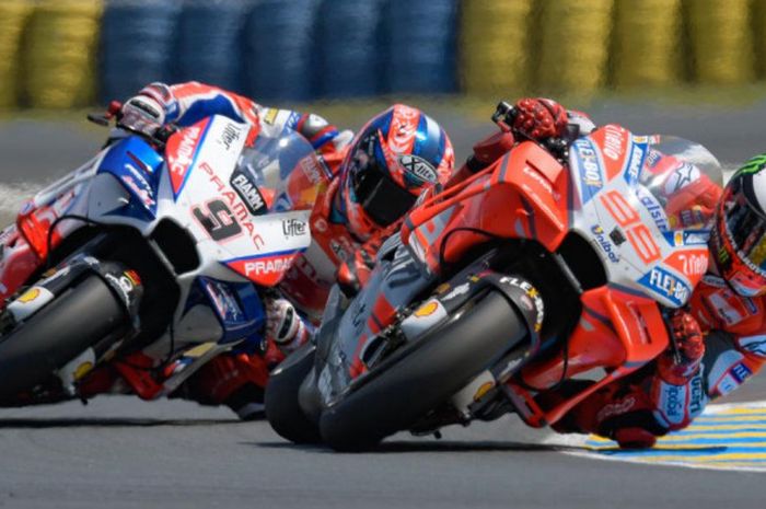  Pebalap Ducati, Jorge Lorenzo (#99), saat bersaing dengan Danilo Petrucci (#9) pada balapan MotoGP 