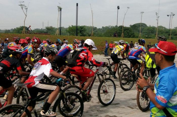 Aksi para peserta kelas Junior pada Podomoro Golf View (PGV) Induro Laps Octocross Country 2017 di Kawasan Podomoro Golf View, Cimanggis, Depok, Minggu (29/10/2017).