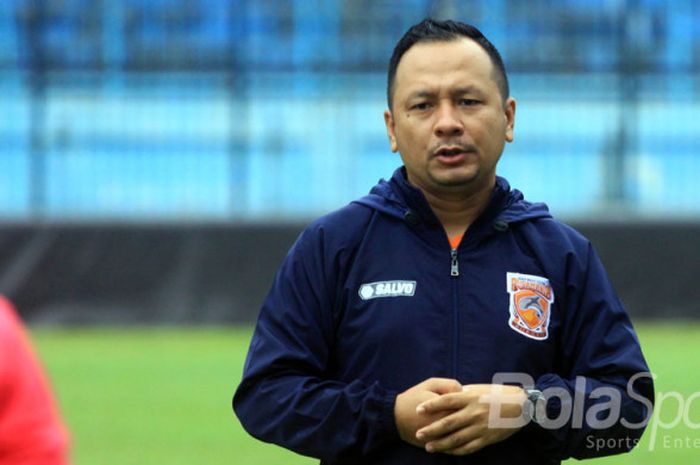 Pelatih Borneo FC, Ricky Nelson saat ujicoba lapangan jelang melawan Arema FC pekan 17 Gojek Traveloka Liga 1 di Stadion Kanjuruhan Malang, Jawa Timur (29/07/2017) Sabtu pagi. 