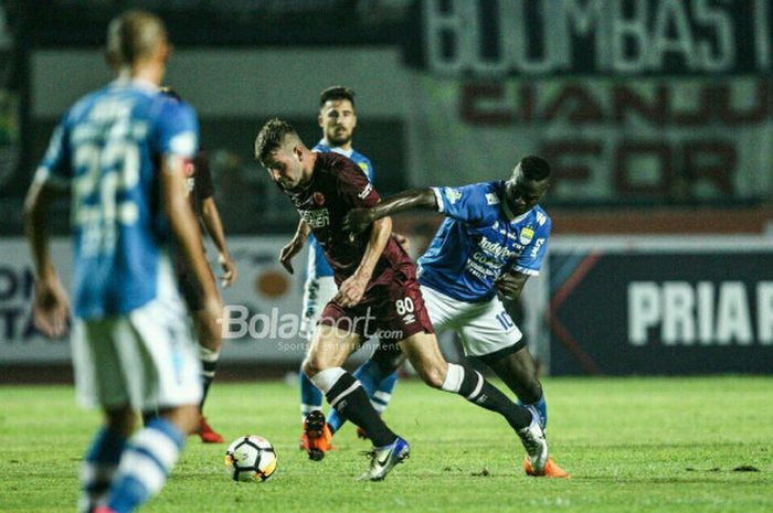 Pergerakan gelandang PSM Makassar, Wiljan Pluim coba diadang penyerang Persib Bandung, Ezechiel NDouassel, di Stadion Gelora Bandung Lautan Api di Liga 1 2018 (23/5/2018). 