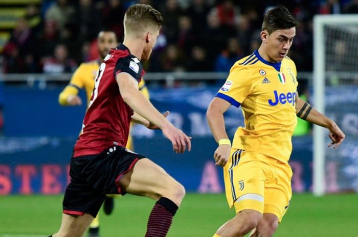 Aksi Paulo Dybala saat coba melewati hadangan pemain Cagliari pada laga lanjutan Liga Italia di Sardegna Arena, Sabtu (6/1/2018) waktu setempat.