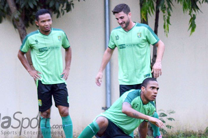 Gelandang Persebaya, Robertino Pugliara (kanan) bersama Oktavianus Fernando (kiri) saat sesi latihan di lapangan Mapolda Jatim sebelum berangkat ke Kalimantan.