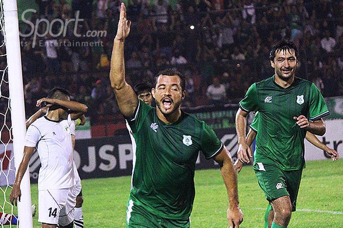 Selebrasi Lobo usai menjebol gawang PSPS Riau dalam laga uji coba di Stadion Teladan, Sabtu (17/3/2018) malam.