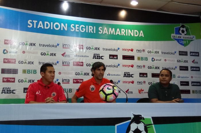 Pelatih Persija Jakarta Stefano Cugurra Rodrigues alias Teco, dan Ryuji Utomo saat konferensi pers di Stadion Segiri, Samarinda, Kalimantan Timur, Sabtu (27/10/2017) pukul 14.30 Wita.