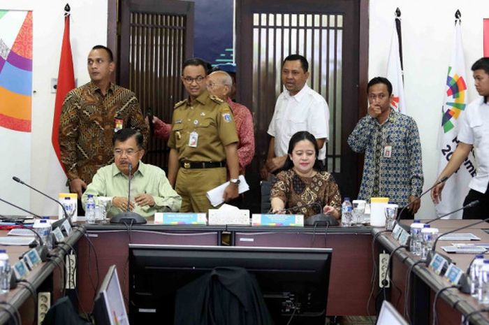 Wakil Presiden Jusuf Kalla bersama sejumlah menteri dan pejabat daerah melakukan rapat koordinasi di Wisma Serbaguna, Senayan, Jakarta, Senin (19/2/2018).