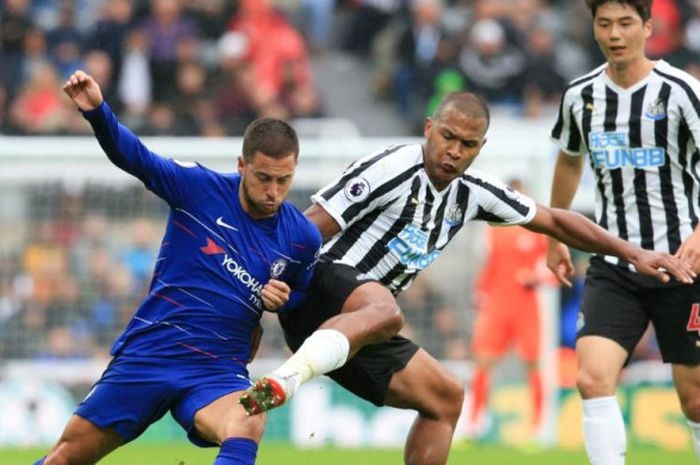 Eden Hazard (kiri) berduel dengan Salomon Rondon dalam partai Liga Inggris antara Newcastle United versus Chelsea di Stadion St james' Park, Newcastle-upon-Tyne, 26 Agustus 2018.