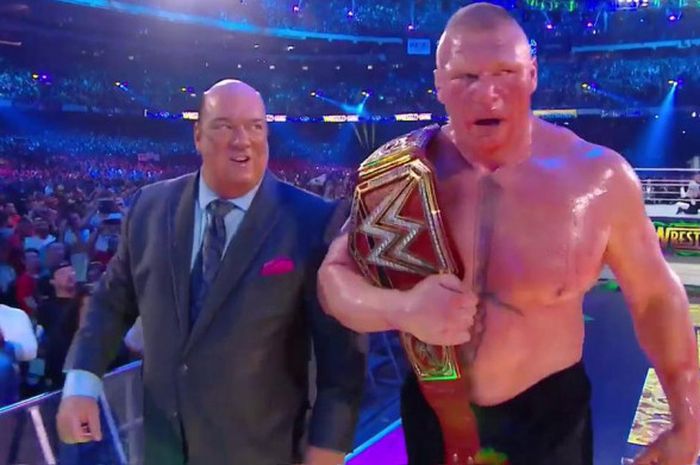 Brock Lesnar (kanan) didampingi oleh sang manajer, Paul Heyman (kiri) saat berjalan keluar arena pertandingan WrestleMania 34, Minggu (8/4/2018).