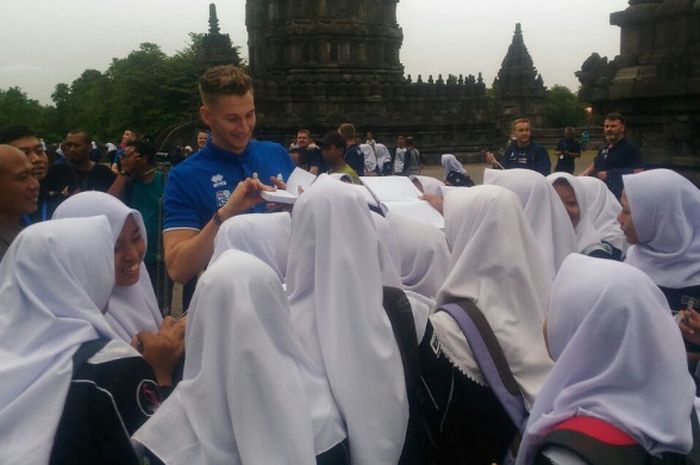 Para pemain dan ofisial tim nasional Islandia mengunjungi Candi Prambanan, Senin (8/1/2018). 