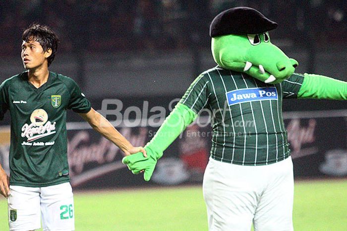 Penyerang Persebaya, Rishadi Fauzi (kiri) bersama ikon Persebaya seusai laga kontra PSBS Biak beberapa waktu lalu.