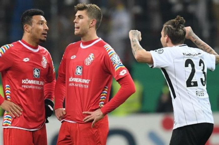 Gelandang Frankfurt, Marco Russ, merayakan gol ketiga timnya ke gawang Mainz 05 di babak perempat final DFB Pokal pada 7 Februari 2018.